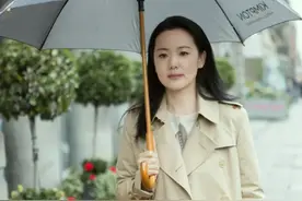 身材走样的中年女人，建议学学咏梅的“藏肉穿搭”，时髦又显瘦！图片