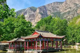 清王含光晚年隐居王官谷：门对天柱峰，窗掛千尺瀑。图片