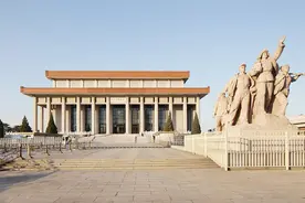 毛主席纪念堂南大厅中，刻了一首毛主席词，读完让人感慨他的伟大图片