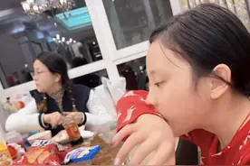 李小璐晒女儿吃相，甜馨用袖子擦嘴鼻涕被嘲邋遢，66岁母亲罕出镜图片