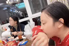 李小璐晒女儿吃相，甜馨用袖子擦嘴鼻涕被嘲邋遢，66岁母亲罕出镜图片
