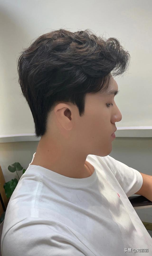 今春男发别乱剪,试试这十几款,越剪越帅气(男长脸适合什么发型图片