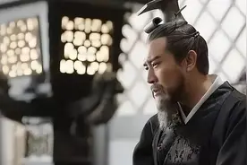 曹操到小妾房中休息，小妾未按照时辰叫醒他，醒来后便把小妾斩杀图片