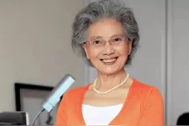 这是我见过最得体的奶奶：裙要过膝，发微卷不乱，优雅而知性图片