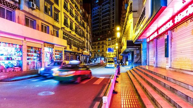 中国最小县城之一的雅江县，面积0.5平方公里，高楼建在悬崖边