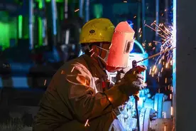 电焊工：月薪上万也吃不起的“青春饭”，为何对身体损害那么大？图片