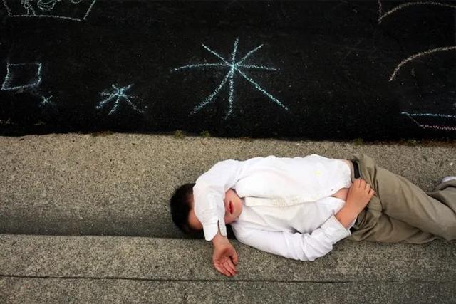 5岁儿子患自闭症,摄影师父亲用镜头记录"星星的孩子"的世界