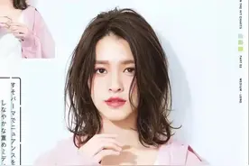 女人过了50岁尽量少烫“大妈卷”，试试这5种发型，洋气还显年轻图片