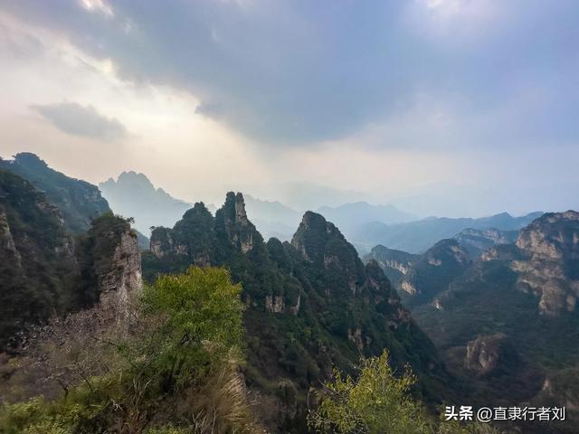 绵绵秋雨过后，杨树岭的路湿滑难行，唯峰顶的美景一如往常