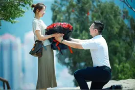 又一对！国乒名将被求婚，男友单膝下跪，人民日报：一直爱下去图片