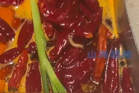 女生称吃“袁老四火锅”底料爬出活虫，白色虫子还在蠕动，店家：肯定不是蛆，应该是蛋白质比较丰富的虫子图片