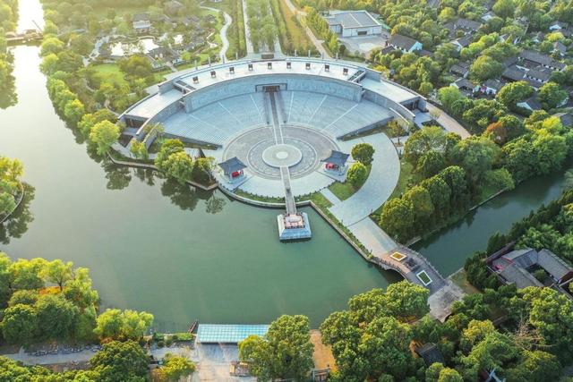 黄酒，中国最早的酿造酒。古越龙山，绍兴黄酒的典范