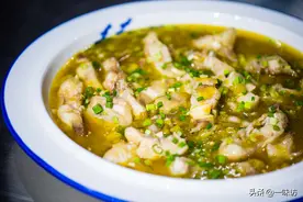 泡豆角烧鱼做法，这样做加入酸豆角汤汁金黄，鱼肉滑嫩入味特开胃图片