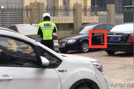 网传江西交警违停贴条绕过“公务用车”，网友认为“不公平”，抚州交警：没发现公车，警告后已全部驱离图片