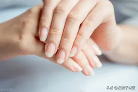 身体有疾，指甲先知？提醒：若指甲长成3种样子，须警惕癌或疾病图片