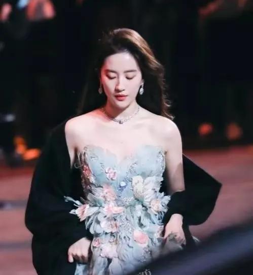迪丽热巴算不算顶级美女,看微博之夜刘亦菲同框就知道了