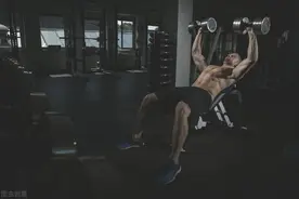 如何科学练胸？一组练胸动作，帮你雕刻饱满的胸肌图片