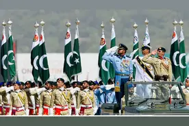 24岁生日之际，歼-10战机亮相巴基斯坦阅兵式，王毅现场观礼图片