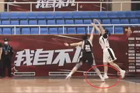 3处骨折+韧带撕裂！中国篮球又一恶意垫脚犯规，队友提出3点质疑图片