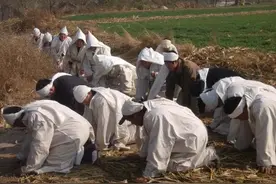 农村葬礼起棺时的孝子摔盆（摔老盆）？后世需知道背后含义！图片