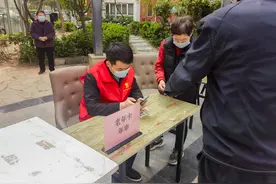 老年卡年审不用愁，公交志愿者解您忧图片