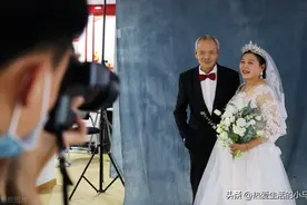 现在的单身老人，为什么都喜欢找个老伴搭伙养老？图片