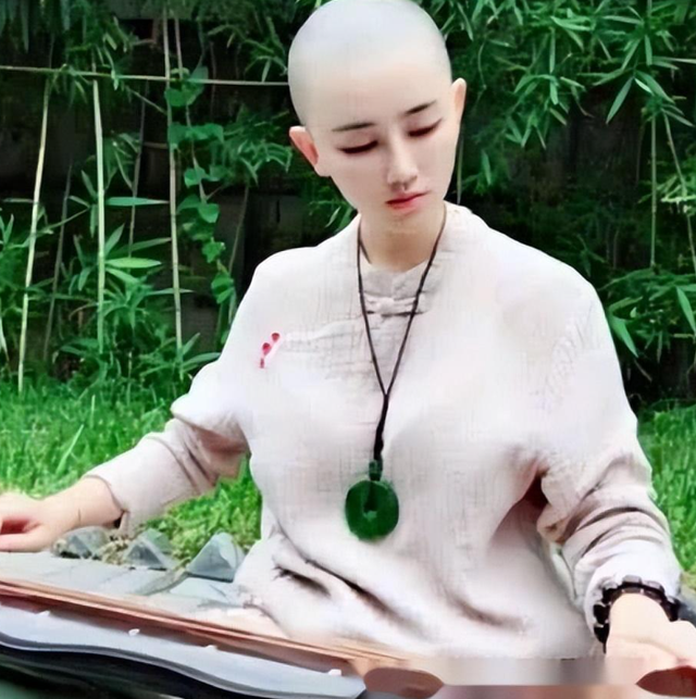 搔首弄姿，与游客寻欢作乐五台山美貌“尼姑”为何能如此放肆？