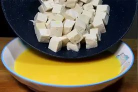 豆腐倒进鸡蛋液中，不炒不炖不油炸，挑食孩子都爱吃，实在太香了图片