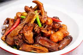 土豆烧鸭的家常做法，步骤详细，完美搭配，下酒又下饭，真过瘾图片