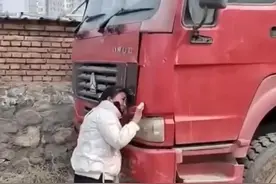 妻子卖掉已故丈夫的卡车，睹物思人趴在车头痛哭图片