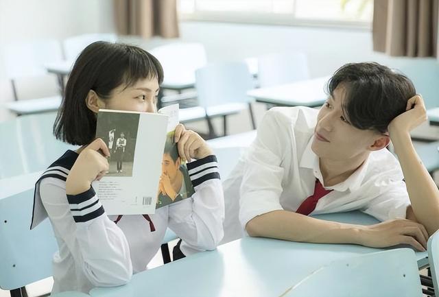 高中时期,如果男同桌上课时有这3种动作,说明他在"暗恋"你