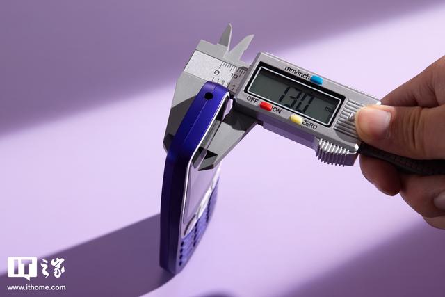 HMD 3210巴萨版功能机图赏：梦回1999，内置Deepseek AI助手