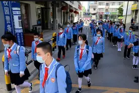 零食管得再严，也不能扔掉学生的尊严？学校保安粗暴处理引热议图片