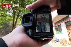 26岁摄影师给乡村老人们免费拍照：他们想着自己老了，想给家里面留个念想图片