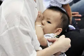 宝宝先断母乳还是先加辅食？妈妈搞反会影响孩子健康，别大意了图片