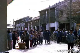 80年代深圳老照片：高楼大厦很少，那时还是小渔村，公交车票一毛图片