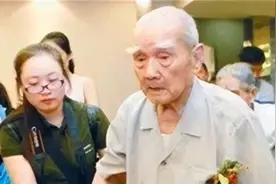 他15岁偷偷参军抗日，一去就是71年，106岁的老母亲仍在等他归来图片
