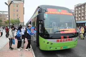 “高铁+公交”畅通学子出行路——贵港市推行“高铁+定制公交”惠学平安行活动纪实图片