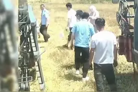 农管深入田间地头检查收割人员作业证、行驶证，是帮农还是添堵？图片
