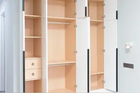 为什么衣柜门板会变形？听懂行人一讲，发现不光是材质问题图片