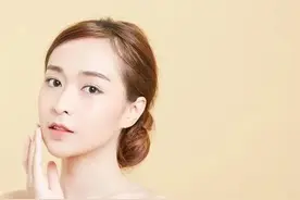 女人有如下举动，说明她是个“情场老手”，不可不防图片