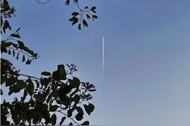 广州上空出现不明飞行物，仅留下白色轨迹，这是怎么回事？图片