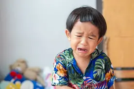 “动不动就哭”与“忍着不哭”的孩子，长大后存在3个明显差距图片