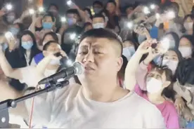 打脸太快！唐山本土乐队唱歌声援后，又被曝出警察对记者暴力执法图片