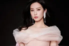 刘诗诗穿一字肩纱裙大秀身材！香肩裸露太性感，精致锁骨十分吸睛图片