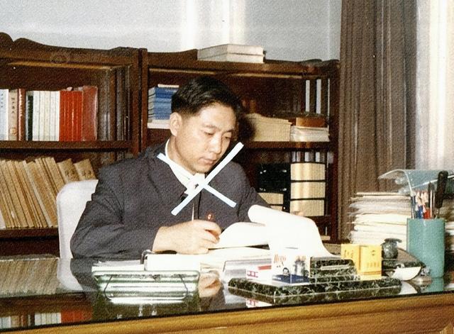 1976年，王洪文秘书突然发现不对劲，火速申请调离：这人要完蛋了