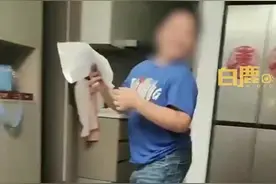 男孩考23分给爸妈展示试卷获点赞图片