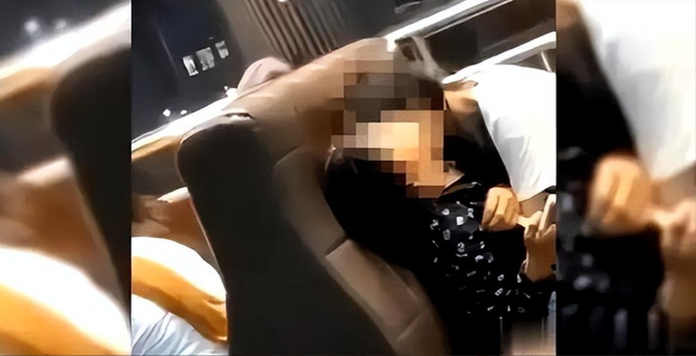 东北某大学情侣，在食堂上演“喂奶”大片，网友：碗里的饭不香了