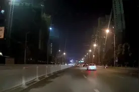 为什么很多司机晚上开车，都不会走最左侧车道？喵哥告诉你原因图片