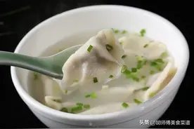 煮饺子：有人用开水，有人用冷水！厨师长：都不对，教您正确做法图片